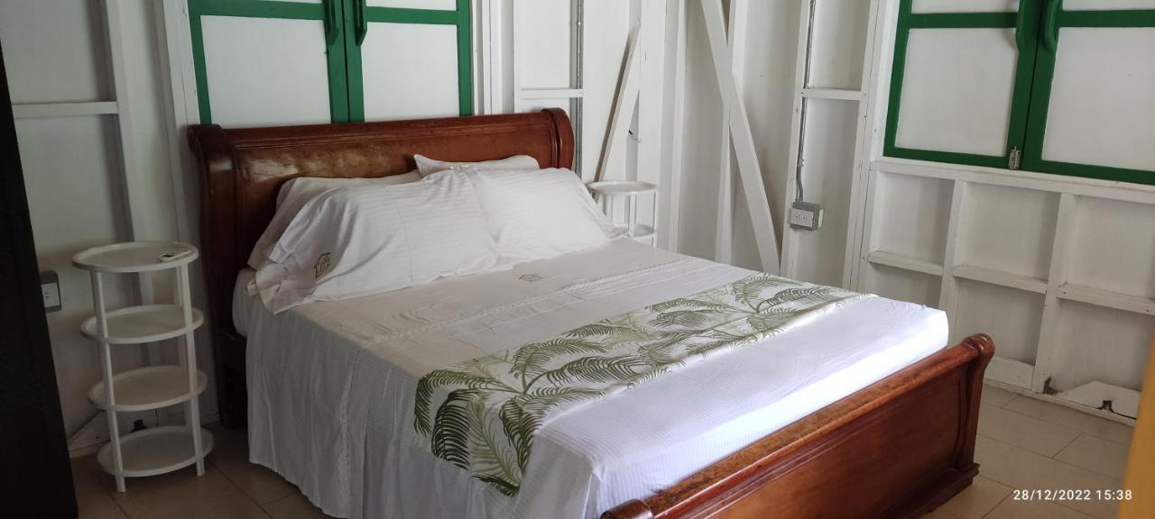 Hotel Yellow Home Providencia Isla South West Bay Eksteriør billede