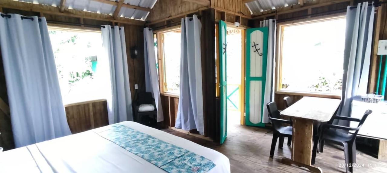 Hotel Yellow Home Providencia Isla South West Bay Eksteriør billede